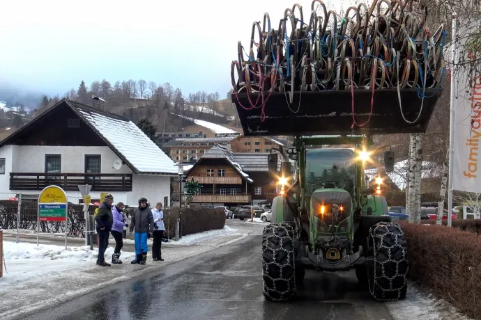 A traktortaxi és a sípálya – Fotó: Tenczer Gábor / Telex
