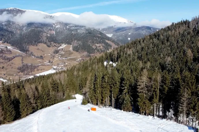 A traktortaxi és a sípálya – Fotó: Tenczer Gábor / Telex