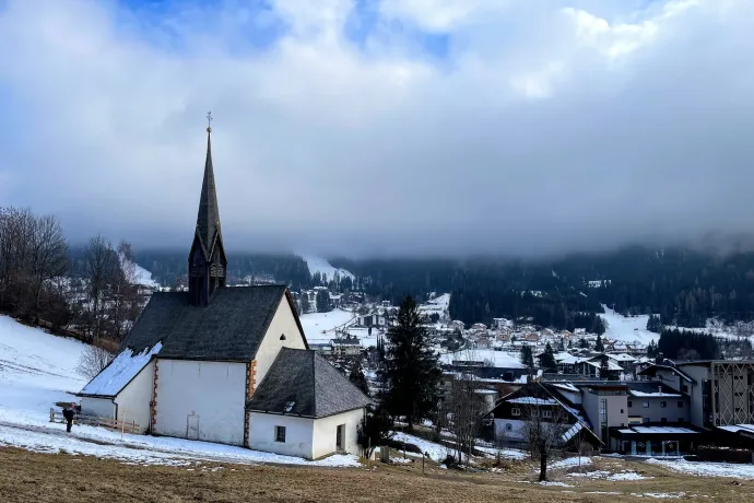 A névadó forrásra épített Szent Katalin-templom kívül és belül, valamint a karintiai batyu és a lángoló Schwarz Kaiserschmarrn – Fotó: Tenczer Gábor / Telex
