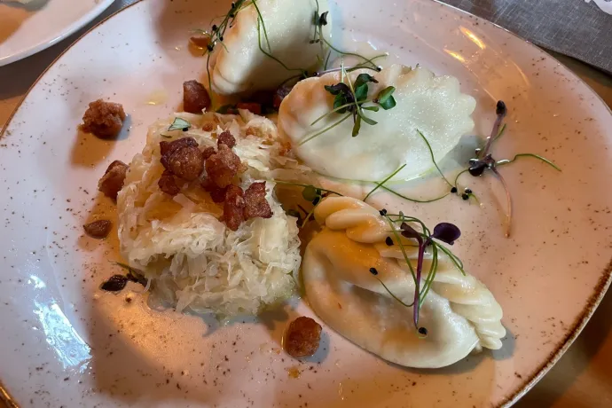 A névadó forrásra épített Szent Katalin-templom kívül és belül, valamint a karintiai batyu és a lángoló Schwarz Kaiserschmarrn – Fotó: Tenczer Gábor / Telex