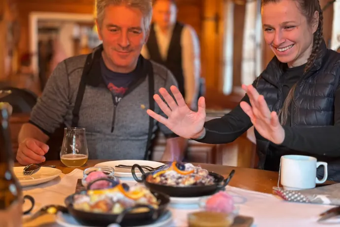 A névadó forrásra épített Szent Katalin-templom kívül és belül, valamint a karintiai batyu és a lángoló Schwarz Kaiserschmarrn – Fotó: Tenczer Gábor / Telex