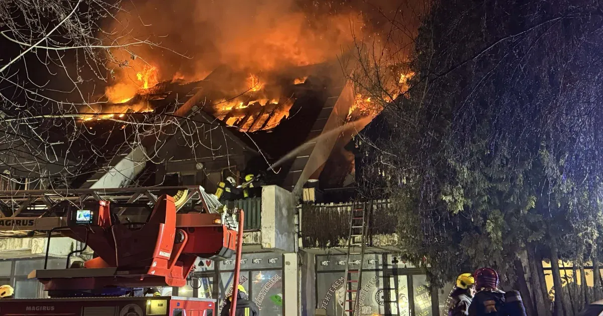 Tűz volt egy kétszintes sorházban Budakeszin, többen életveszélyesen megsérültek