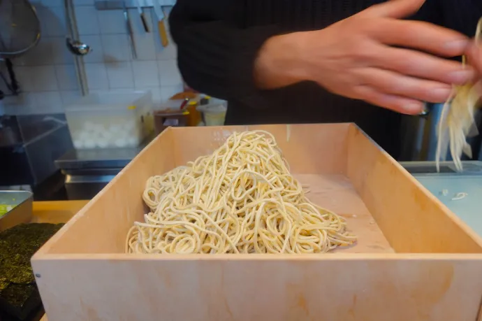 A tészta fontos, ha rámen, ha nem, és ez házi – Fotó: Ács Bori / Telex