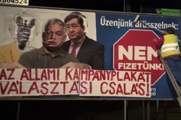 „Üzenjük Hatvanpusztának” – kidekorálta a kormány plakátját a pécsi jogász, de gyorsan megjelent a rendőrség