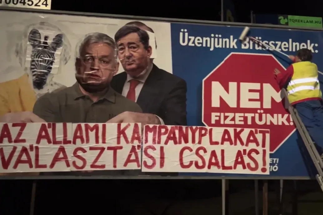 „Üzenjük Hatvanpusztának” – kidekorálta a kormány plakátját a pécsi jogász, de gyorsan megjelent a rendőrség