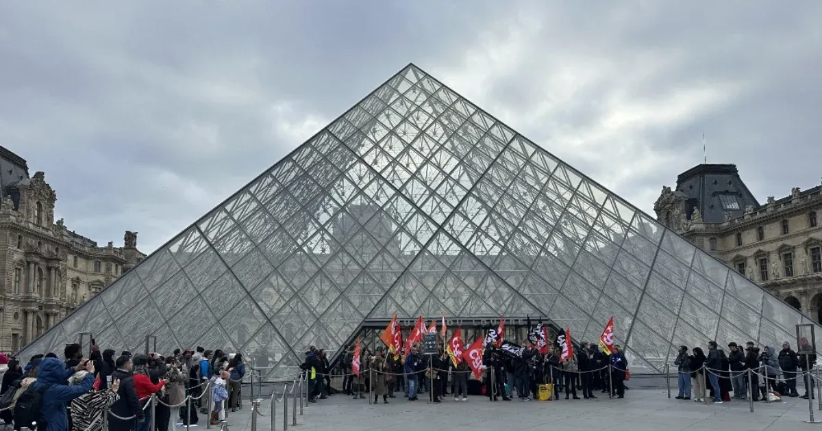 Túlárazott, újrafelhasznált jegyekkel csalhattak idegenvezetők a Louvre-ban