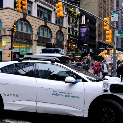 A jövő itt van, de még mindig kell valaki, aki becsukja az ajtót: Így segítik ki a futárok a Google robotaxijait