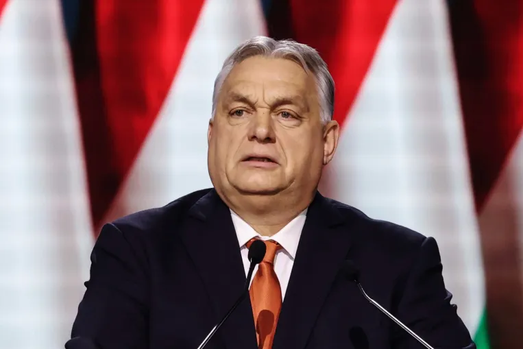 Konfrontatív beszéd jöhet, muszáj lenne valami újat mondania Orbánnak – évértékelő élőben