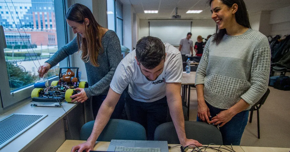 A pályakezdők helyzete nehezedik, de a jó mérnökök és nyelvtudás keresettek.