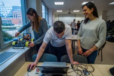 Egyre nehezebb a pályakezdőknek, de továbbra is nagyon keresik a jó mérnököket és a nyelvtudást