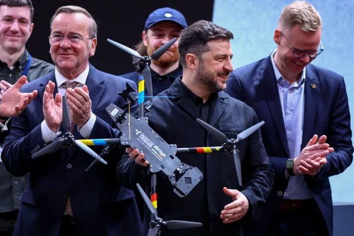 Zelenszkij kapott egy drónt az első német–ukrán dróngyár megnyitóján Münchenben