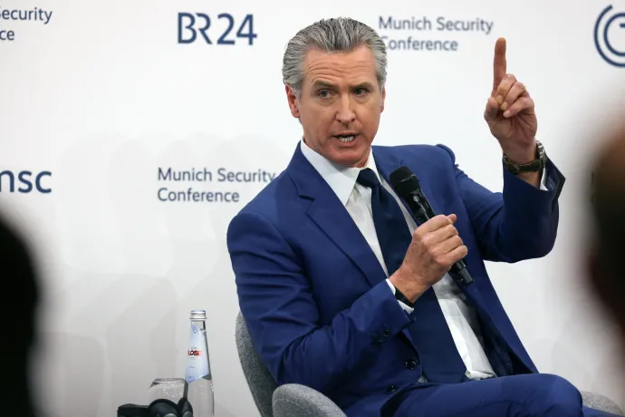 Gavin Newsom kalifornia kormányzó beszél a müncheni biztonsági konferencián 2026. február 13-án – Fotó: Alexandra Beier / AFP