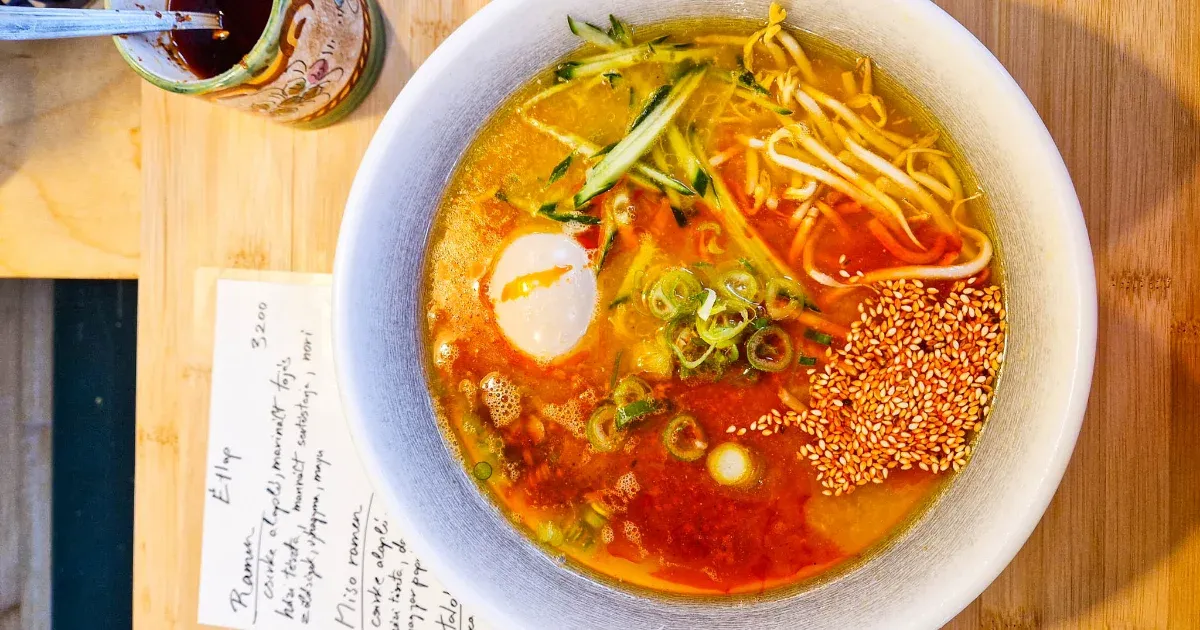 Ezért a levesért órákig állnak sorba emberek egy budapesti piacon