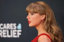 Taylor Swift nevére és aláírására hajazó logóval reklámozná ágyneműit egy cég, az énekes nincs oda érte