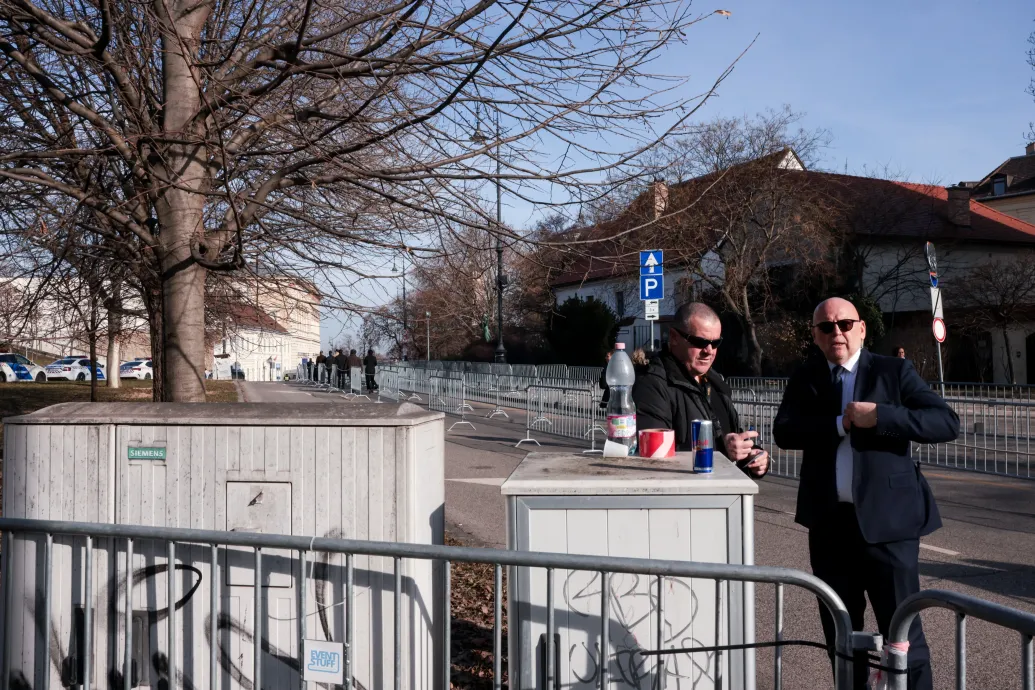 Érkeznek a vendégek Orbán Viktor évértékelőjére