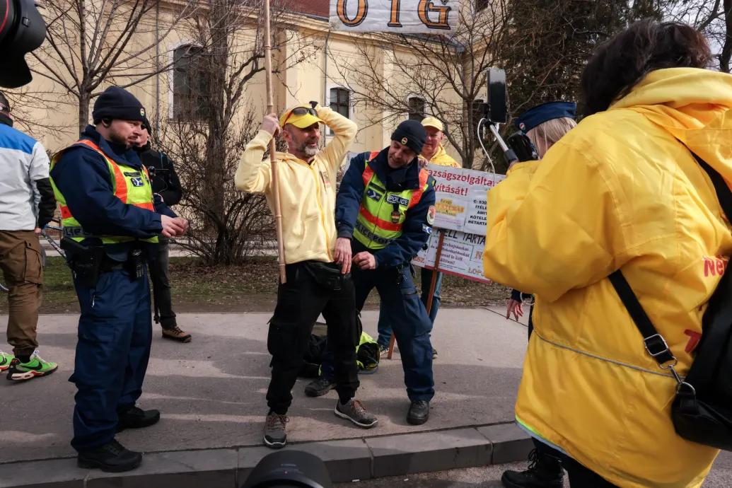 Néhány ellentüntetőt igazoltatott a rendőrség Orbán Viktor évértékelőjének helyszínén – Forrás: Telex.hu