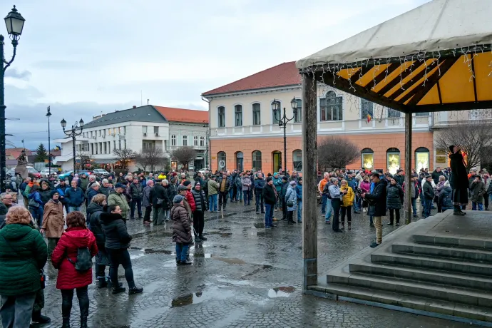 Harmadjára tüntettek Sepsiszentgyörgyön az adók ellen, ezúttal az EMSZ politikusa is színpadra lépett