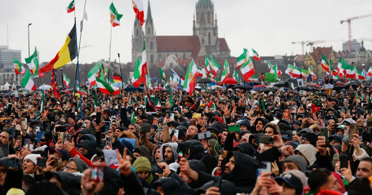 Kétszázezres tömeg tüntetett az iráni megtorló rezsim ellen Münchenben