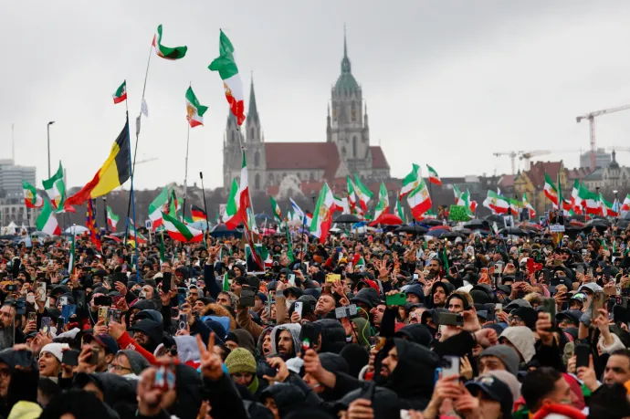 Kétszázezres tömeg tüntetett az iráni megtorló rezsim ellen Münchenben