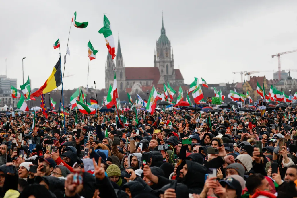 Kétszázezres tömeg tüntetett az iráni megtorló rezsim ellen Münchenben