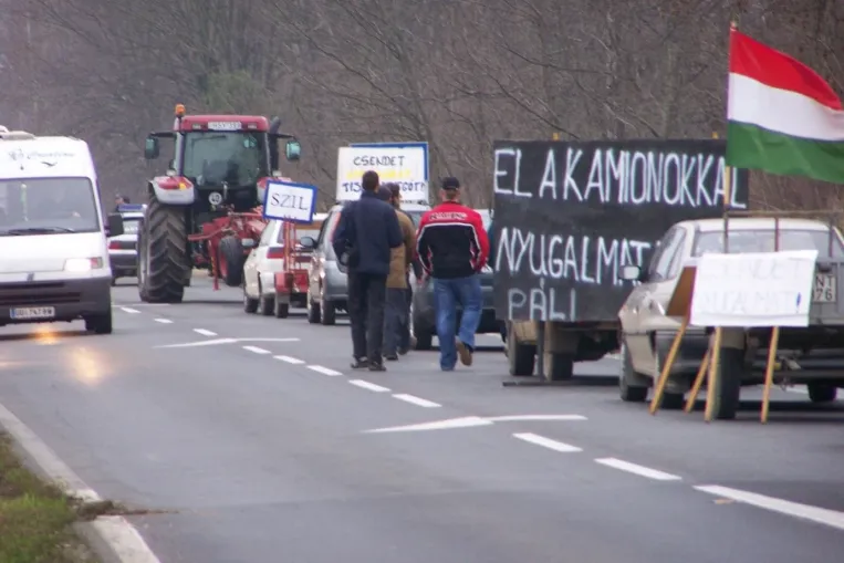 Mi rosszabb, száz nagy kamion vagy négyszáz kisebb teherautó?