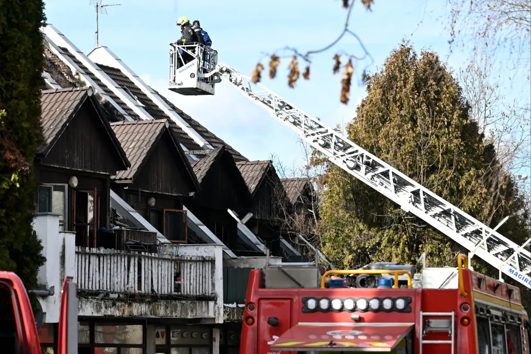 Mezítláb, a tetőn keresztül menekült a Budakeszin történt tűz egyik túlélője