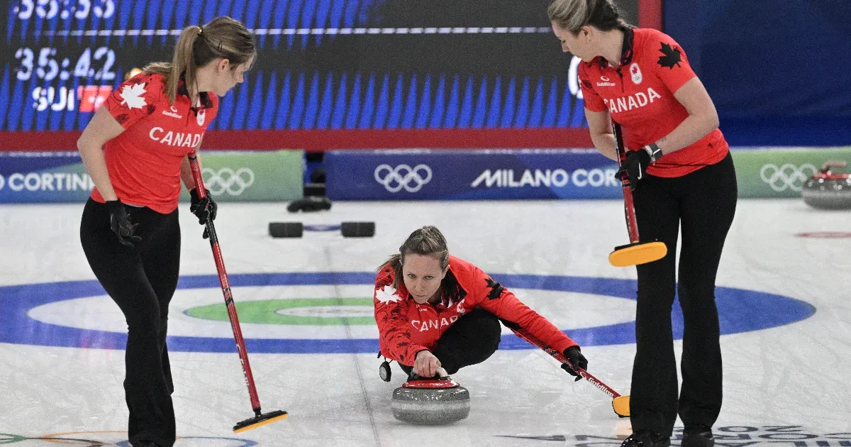 „Ez őrültség” – kiakadt a kanadai curlinges, mert kétszer érintés miatt kivették a kövét a játékból a téli olimpián