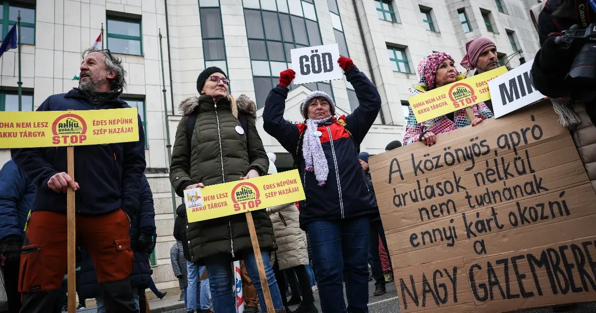Civilek tüntetnek Budapesten a gödi akkugyár ügye miatt