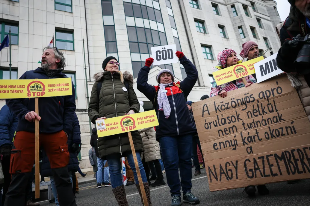 Civilek tüntetnek Budapesten a gödi akkugyár ügye miatt