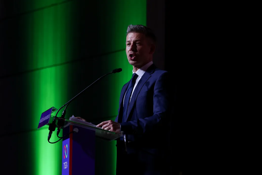 Magyar Péter évértékelője: a gazdaság, a gödi akkugyár, a sorkatonaság és a közutak állapota is téma volt – Forrás: Telex.hu