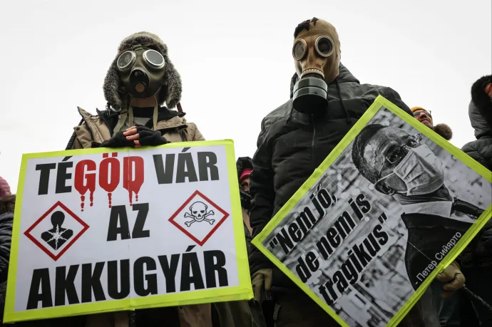 „Egy normálisabb helyen több tízezer embernek kellene az utcára vonulnia” – videóriport a gödi Samsung-gyár elleni tüntetésről