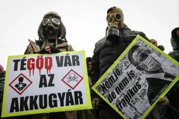 „Egy normálisabb helyen több tízezer embernek kellene az utcára vonulnia” – videóriport a gödi Samsung-gyár elleni tüntetésről