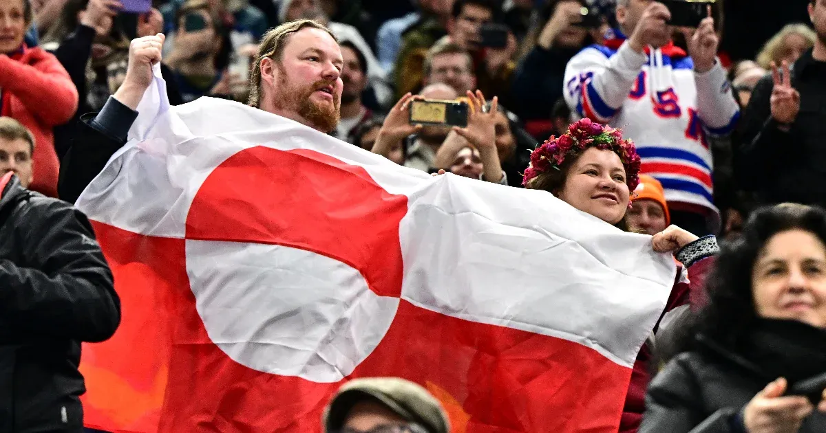A grönlandi zászló felvonása az olimpiai jégkorongmérkőzésen: Szurkolói üzenet a Dániai és amerikai politikai feszültség árnyékában A grönlandi zászló felvonása az olimpiai jégkorongmérkőzésen: Szurkolói üzenet a Dániai és amerikai politikai feszültség árnyékában