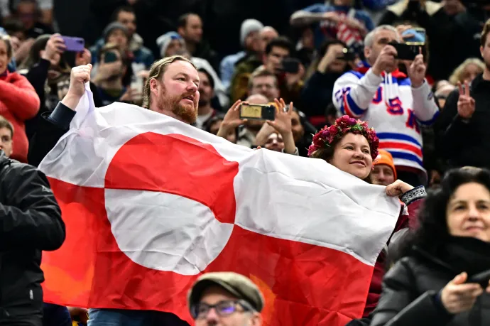 Nagy feltűnést keltett a grönlandi zászló a közönségben az USA és Dánia közti hokimeccsen