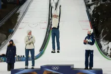 Óriási izgalmak közepette duplázott, normálsánc után nagysáncon is olimpiai bajnok Strøm