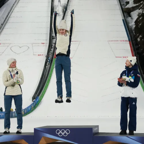 Óriási izgalmak közepette duplázott, normálsánc után nagysáncon is olimpiai bajnok Strøm Kép