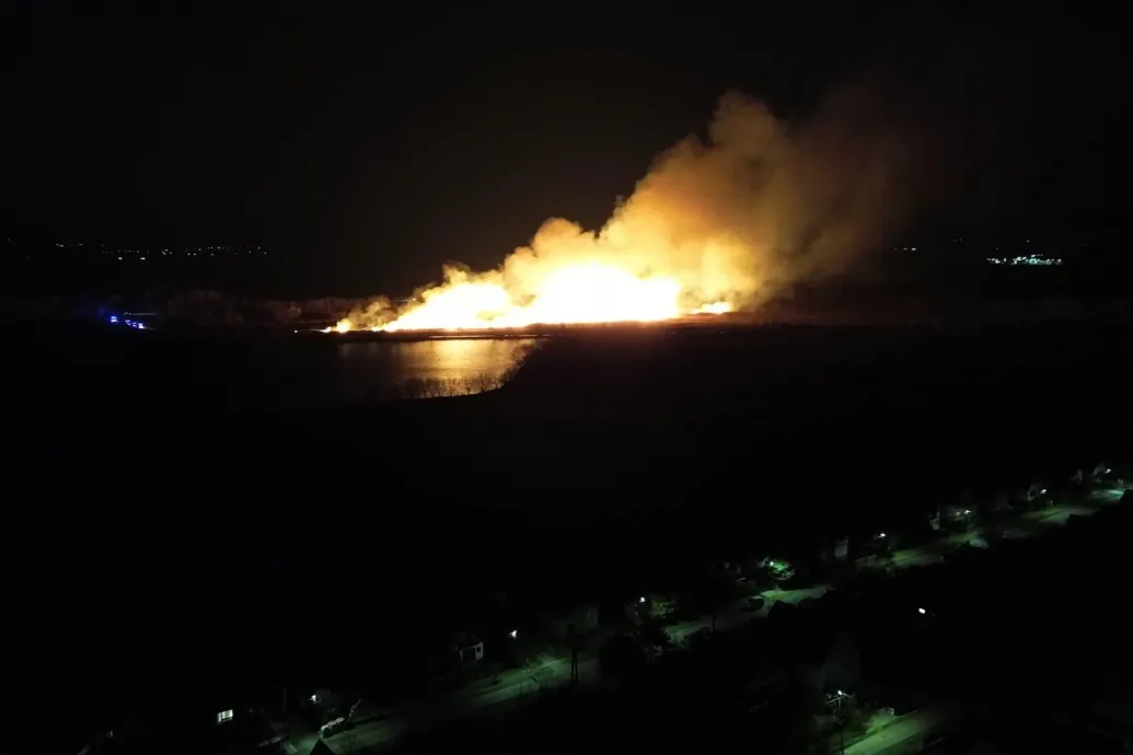 Vasárnap este kigyulladt a berek Fonyódon, még a Balaton északi partjáról is látszódtak a lángok