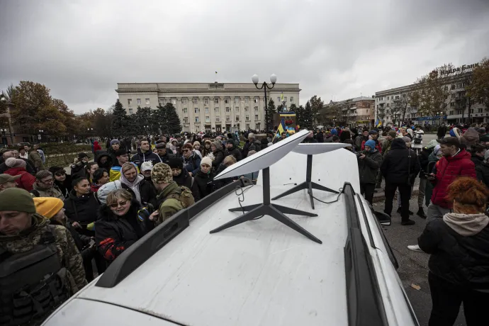 Civilek próbálnak csatlakozni az internethez egy ideiglenesen felállított Starlink-állomáson Herszonban, 2022 novemberében – Fotó: Metin Aktas / Anadolu Agency / AFP