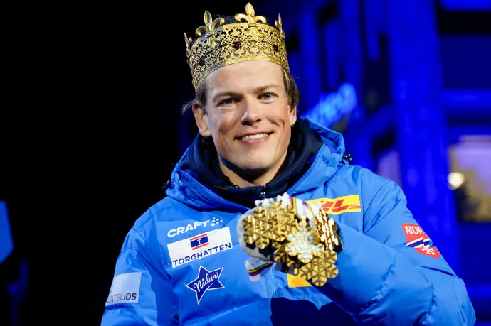 Klæbo érmeivel a 2025-ös világbajnokságon Trondheimben – Fotó: Lise Åserud / NTB / AFP