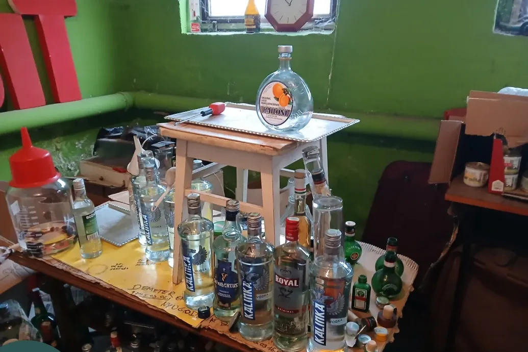 285 liter alkoholt foglalt le a NAV egy debreceni férfinál, aki azt állította, vésztartalékként tartotta magánál – Forrás: Telex.hu
