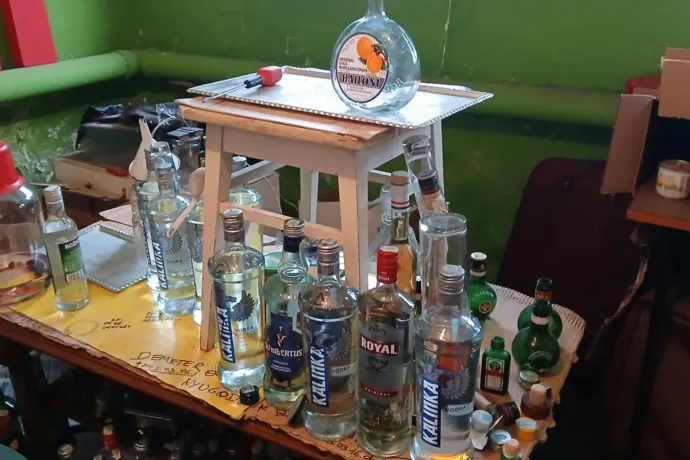 285 liter alkoholt foglalt le a NAV egy debreceni férfinál, aki azt állította, vésztartalékként tartotta magánál