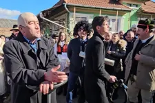 „Kevesebbet a popornak, többet a komámnak!” – RMDSZ- és kormánykritikus farsangtemetést tartottak Alsósófalván