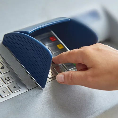 Ingyenes készpénzfelvétel: a Revolut és a Wise is kénytelen volt lépni