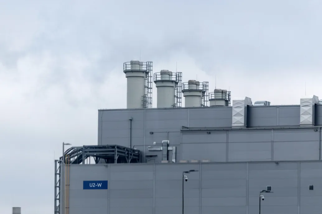 A NAIH szerint törvénytelenül titkolja a Kormányhivatal, mit mértek a Samsung-gyár tetején megjelent fekete elszíneződésnél