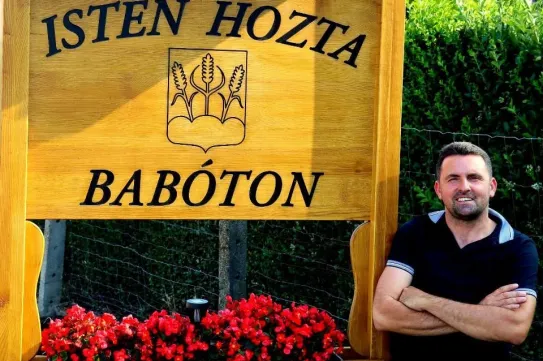 Babót polgármestere a saját pénzéből finanszírozza az iskola új tanítójának Maldív-szigeteki nyaralását