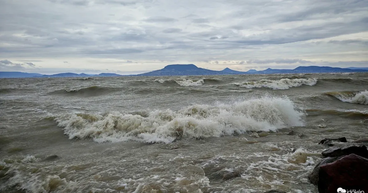 Vasárnap orkánszerű, 135 km/h szél fújt.