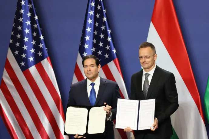 Marco Rubio and Péter Szijjártó with the signed agreement – Photo: István Huszti / Telex