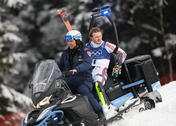 Rendőrök vitték vissza a beérkező zónába – Fotó: Christian Hartmann / Reuters