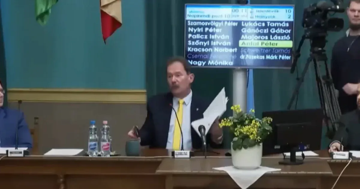 Diktatórikus ülések: polgármester megtiltja a képviselő véleményét Diktatórikus ülések: polgármester megtiltja a képviselő véleményét