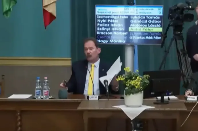 Tiltakozik, hogy belefojtják a szót, és közben elveszik tőle a szót